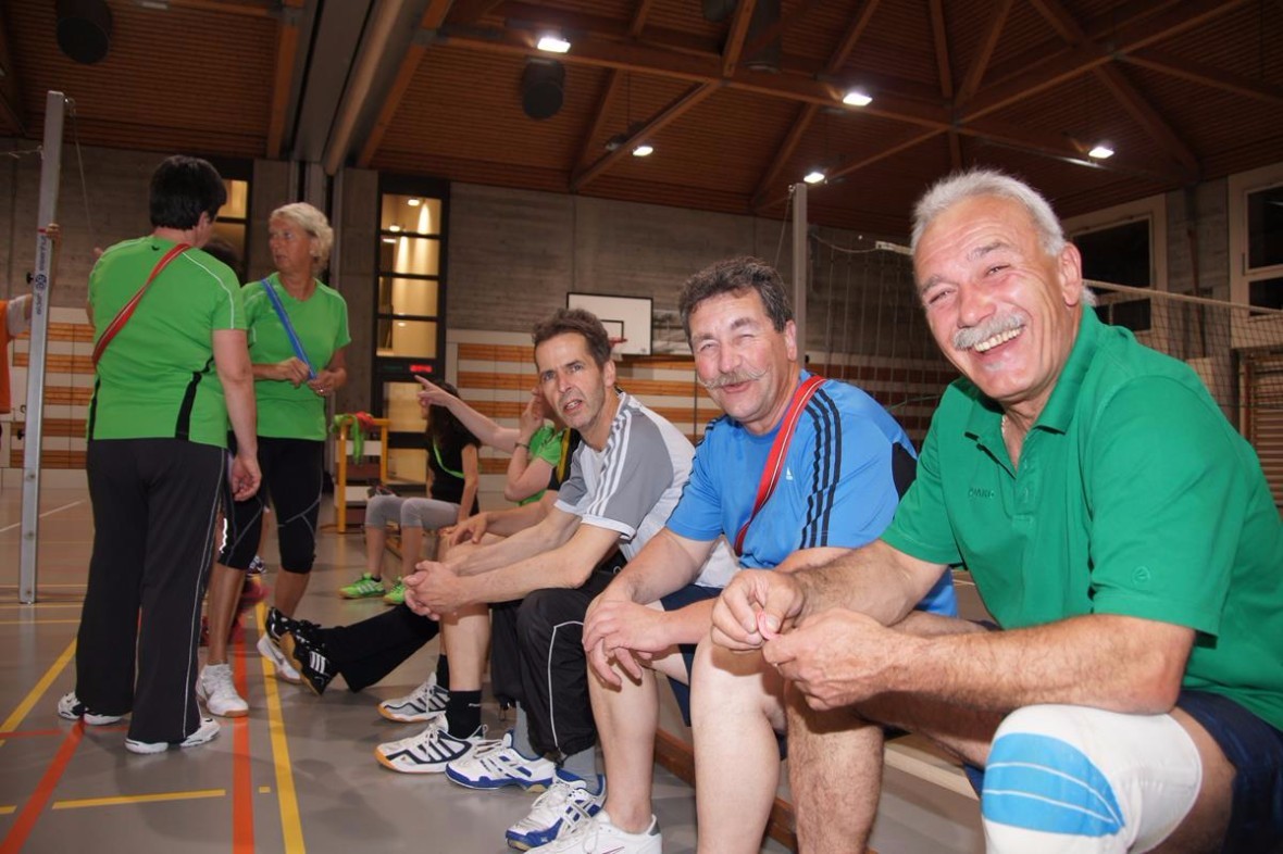 Aktivriege  Netzball mit Gymnastik gruppe 26.4.14   031