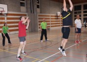 Aktivriege  Netzball mit Gymnastik gruppe 26.4.14   051